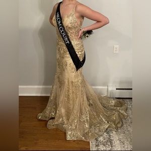 Excellent condition, only wore a couple hours. Professionally dry cleaned.